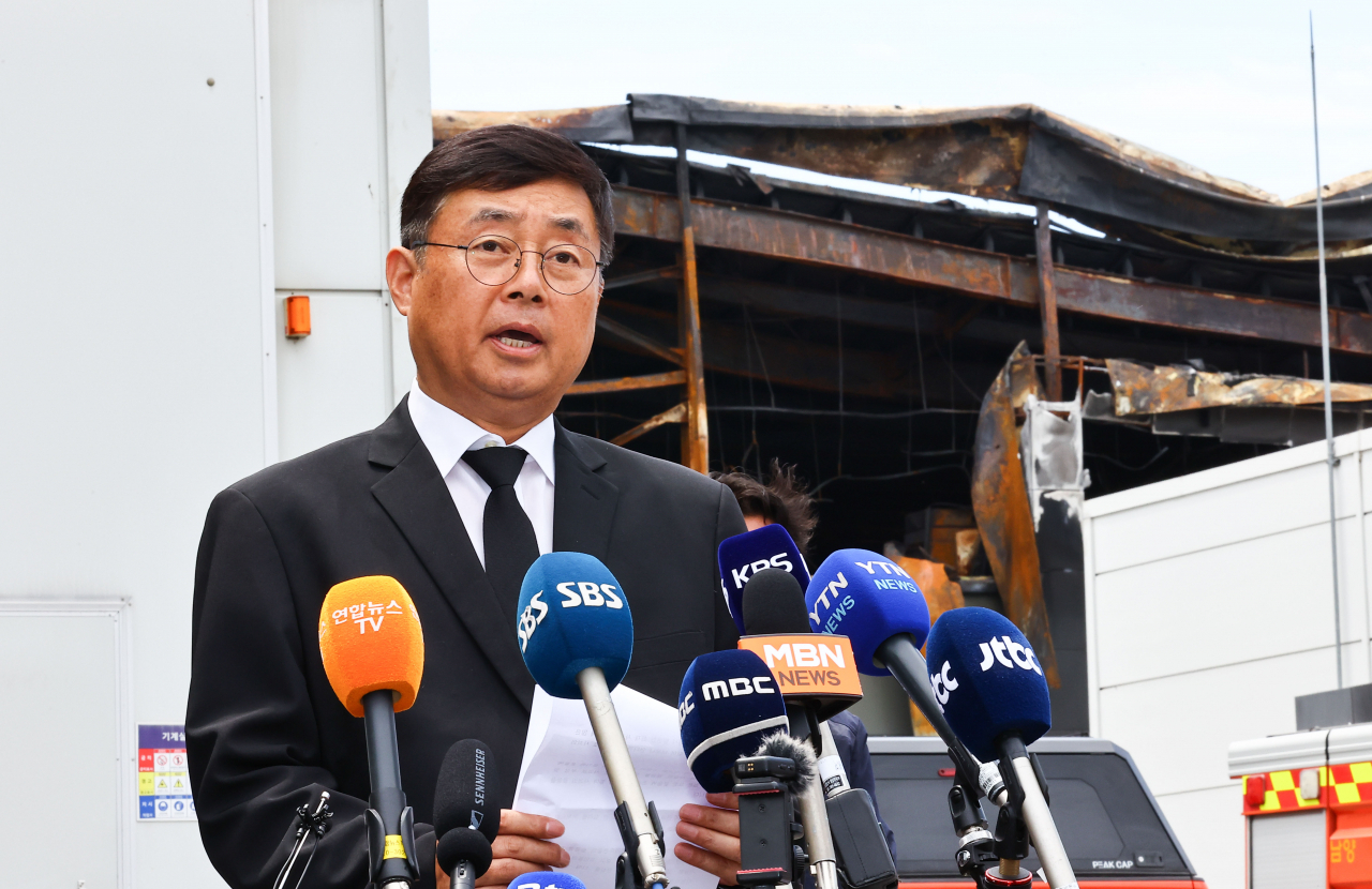 25일 오후 화성시 서신면 리튬전지 공장인 아리셀에서 박순관 에스코넥 대표가 23명의 사망자를 낸 사고가 발생한 것에 대해 공식 사과문을 낭독 후 취재진의 질문에 답하고 있다. 지난 24일 오전 10시 31분 화성시 서신면 전곡리 소재 일차전지 업체인 아리셀 공장에서 화재가 발생해 다수의 사상자가 발생했다. [연합]