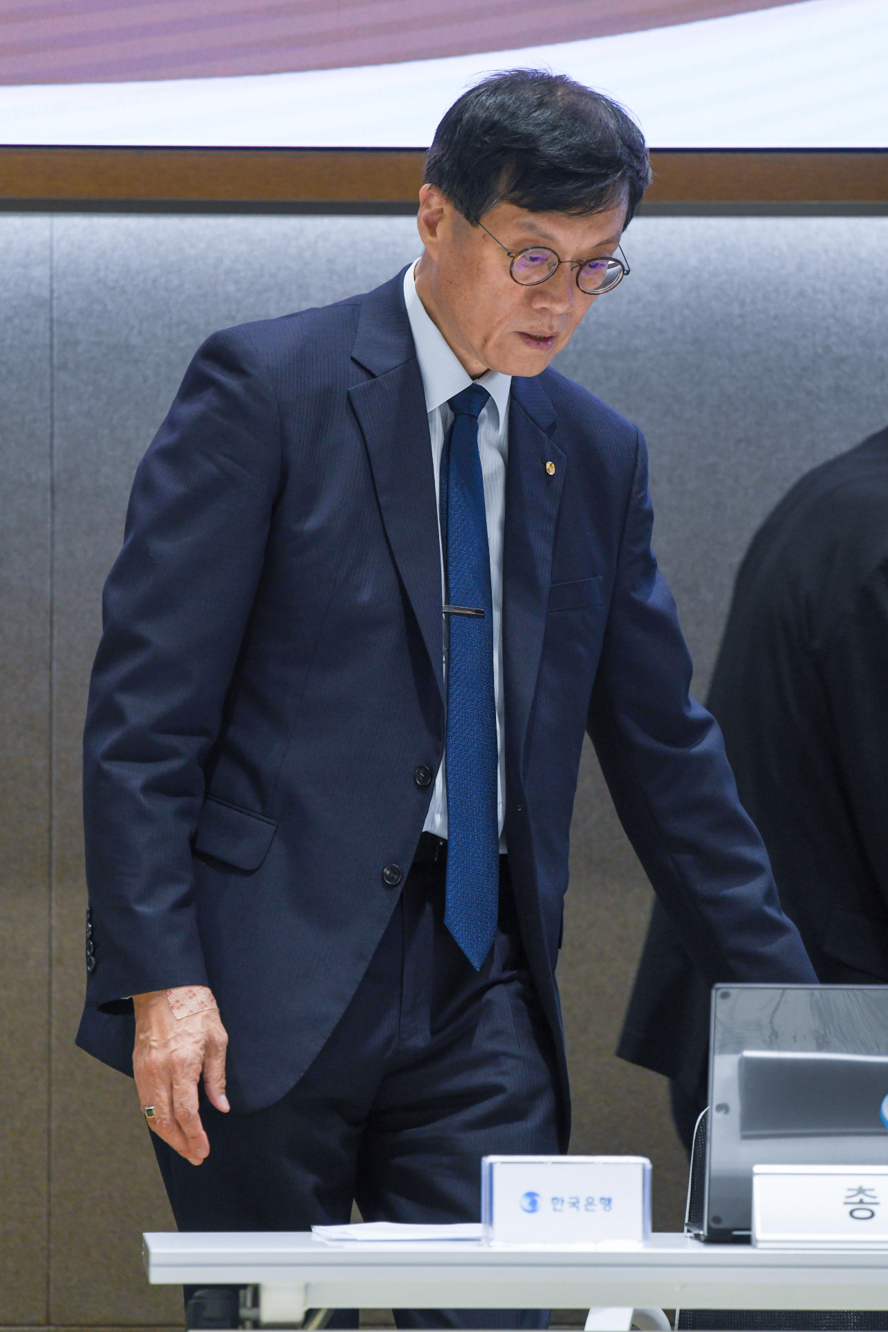 이창용 한국은행 총재가 18일 서울 한국은행 별관에서 열린 물가안정목표 운영상황 점검 설명회에 참석하고 있다. 사진공동취재단