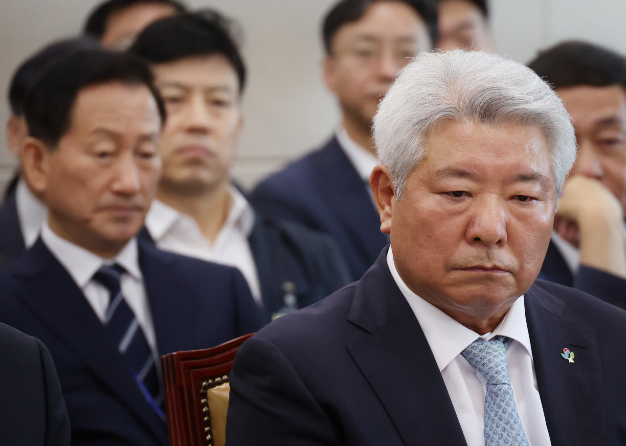 25일 국회에서 열린 과학기술정보방송통신위원회 전체회의에서 김홍일 방통위원장(오른쪽)과 류희림 방심위원장이 자리에 앉아 있다. [연합]
