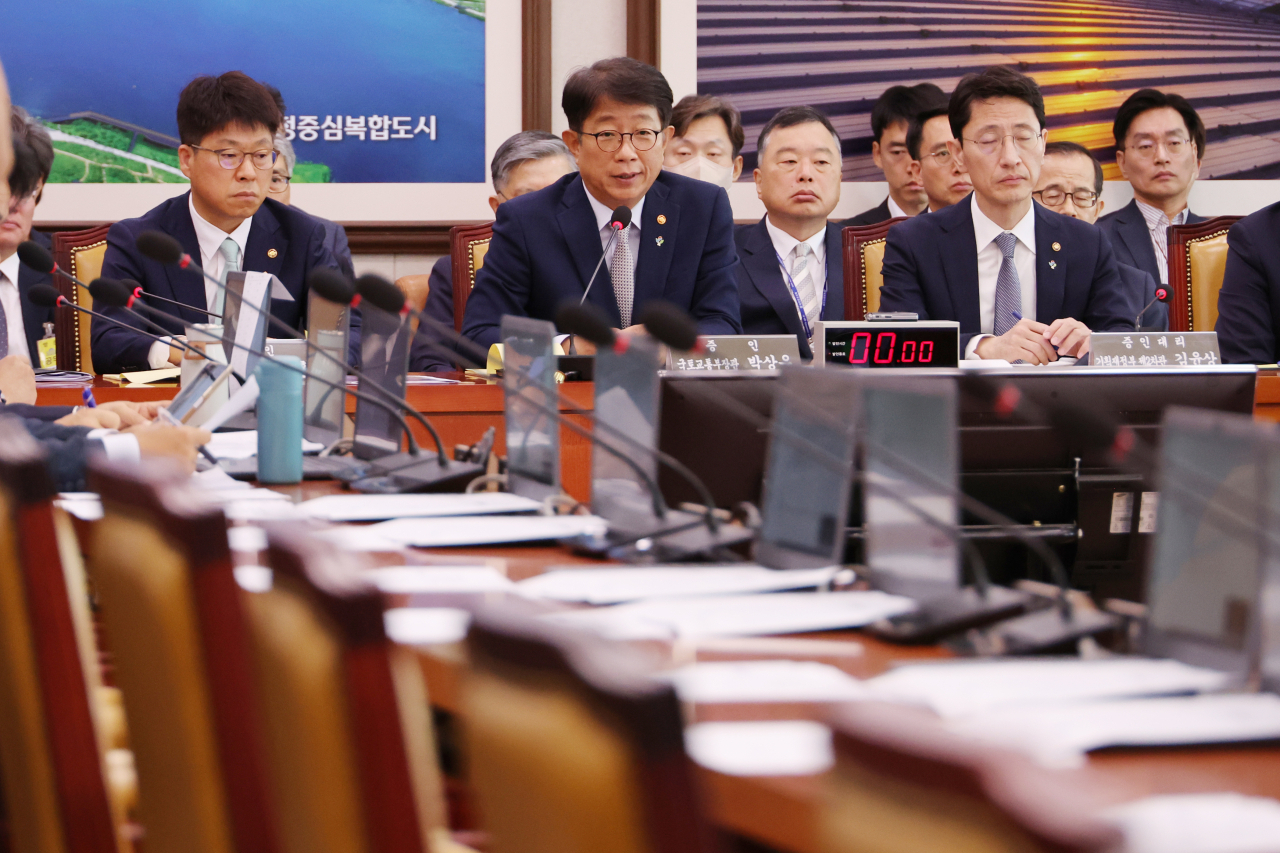 박상우 국토교통부 장관이 25일 오전 국회 국토교통위원회에서 여당 위원들이 불참한 가운데 열린 전세사기 피해자 지원 대책 관련 청문회에서 위원들의 질의에 답하고 있다. [연합]