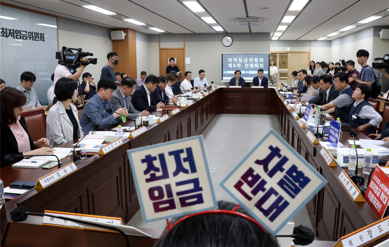 5일 오후 정부세종청사 최저임금위원회 회의실에서 제5차 전원회의가 열리고 있다. [연합]