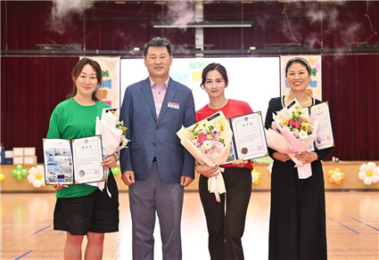 지난 22일 김성수 부산 해운대구청장(왼쪽 두 번째)이 '해운대구 출산장려 명예홍보대사'를 위촉하고 있다. [사진=해운대구]