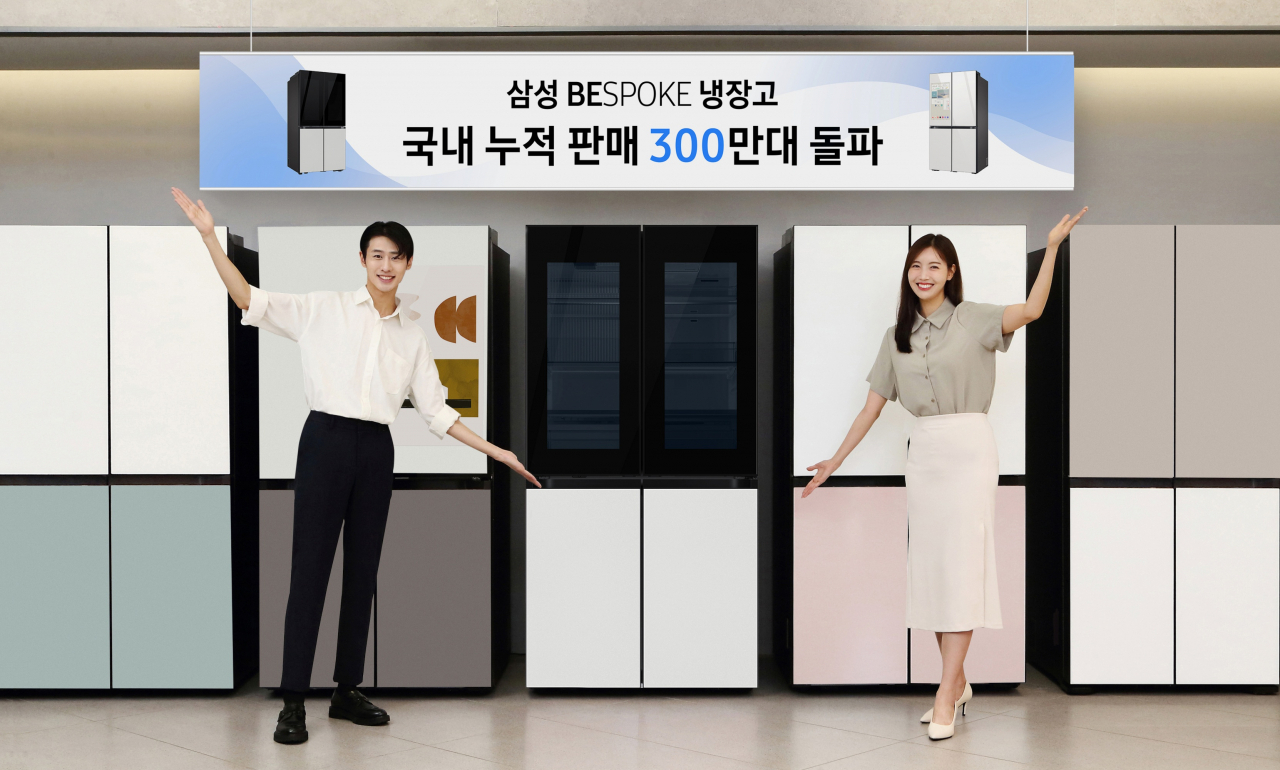 삼성전자 모델이 삼성스토어 대치점에서 누적 판매량 300만대를 돌파한 비스포크 냉장고를 소개하고 있다. [삼성전자 제공]