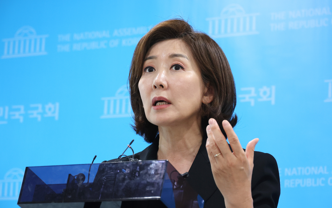 국민의힘 당대표에 출마한 나경원 의원이 25일 오후 국회 소통관에서 열린 김정식 청년최고위원후보 기자회견에 동석한 뒤 나오며 취재진의 질문에 답변하고 있다. [연합]