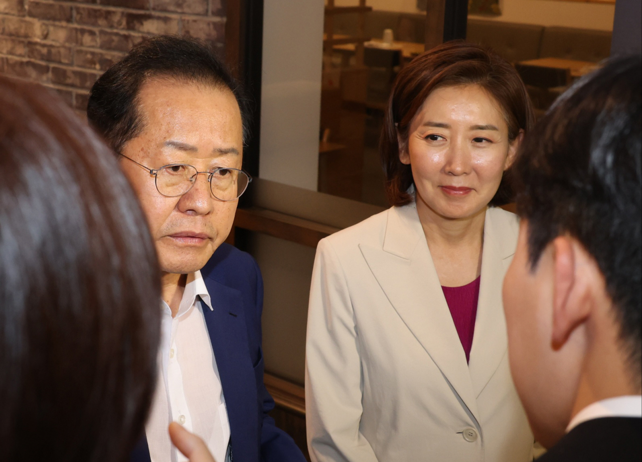 차기 국민의힘 대표 선거 출마를 예고한 나경원 의원과 홍준표 대구시장이 21일 오후 대구 동구 신세계백화점 내 일식집에서 만찬을 한 뒤 기자들의 질문에 답하고 있다. [연합]