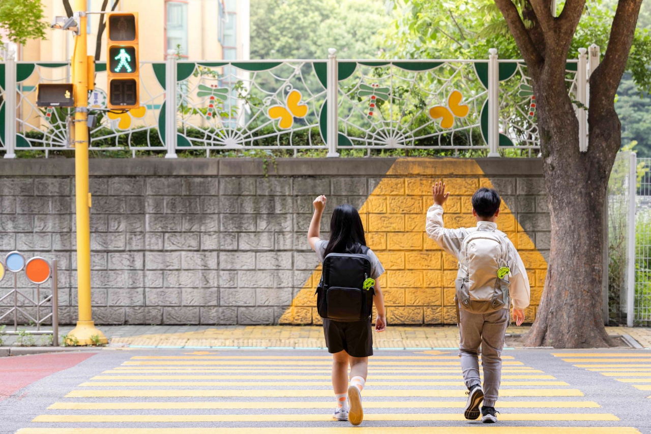 볼보자동차코리아가 제작해 기증한 교통안전 용품 ‘옐로카드’를 부착한 모습 [볼보자동차코리아 제공]