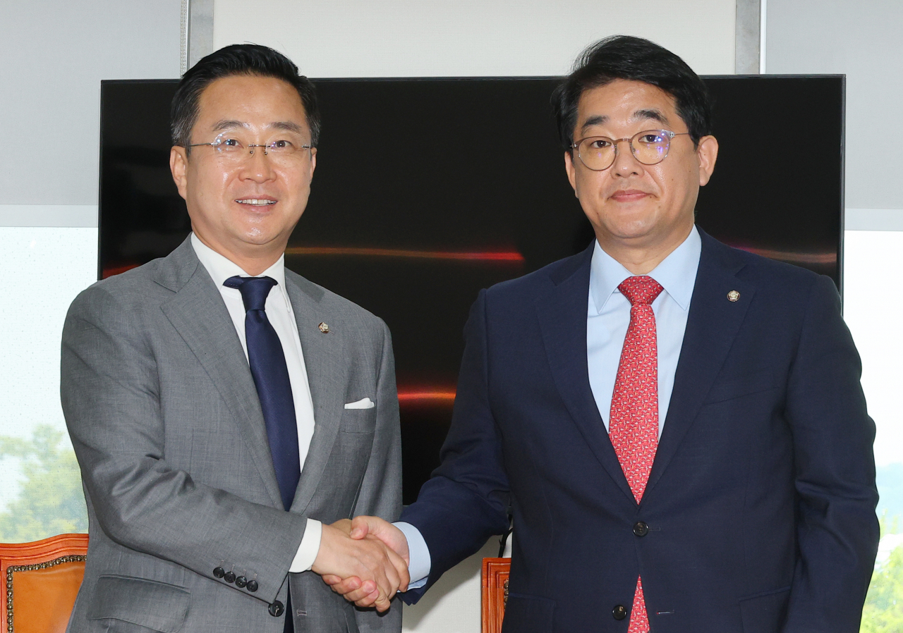 배준영 국민의힘 원내수석부대표(오른쪽)와 박성준 더불어민주당 원내수석부대표가 26일 오전 국회에서 국회 의사 일정 합의 결과를 발표하고 있다. [연합]