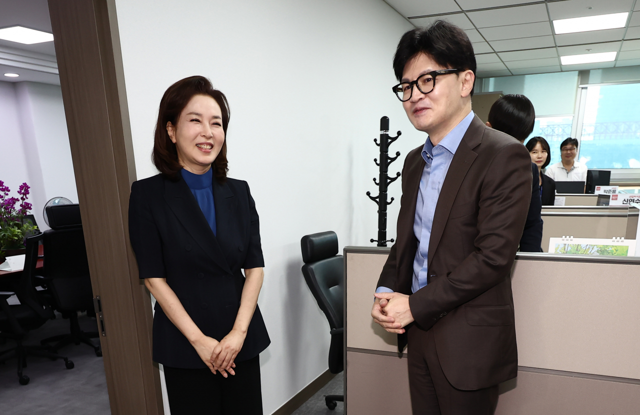 국민의힘 당권주자인 한동훈 전 비상대책위원장이 26일 오전 서울 여의도 국회 의원회관 김민전 국민의힘 의원실에서 인사하고 있다. [연합]