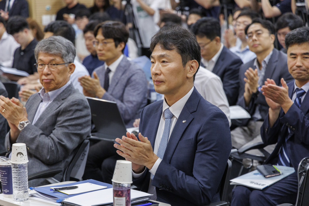 이복현 “지배구조 개편과 함께 규제·稅부담 등 기업활동 장애요인 제거要”…상법 개정 ‘재계 달래기’? [투자360]