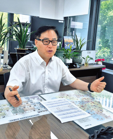 주용학 서울시옴부즈만위원장이 서울시청 서소문청사 내 사무실에서 헤럴드경제와 인터뷰를 하며 임용 후 2년간의 소회를 밝히고 있다. [서울시 제공]