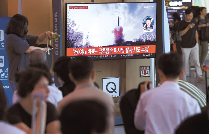 북한이 동해상으로 미상의 탄도미사일을 발사한 26일 오전 서울역에서 시민이 관련 뉴스 보도를 지켜보고 있다. 이날 합동참모본부는 “북한이 오전 5시 30분께 평양 일대에서 동해상으로 미상 탄도미사일을 발사했으나 실패한 것으로 추정되며, 한미 정보당국에서 추가 분석 중”이라고 밝혔다. [연합]