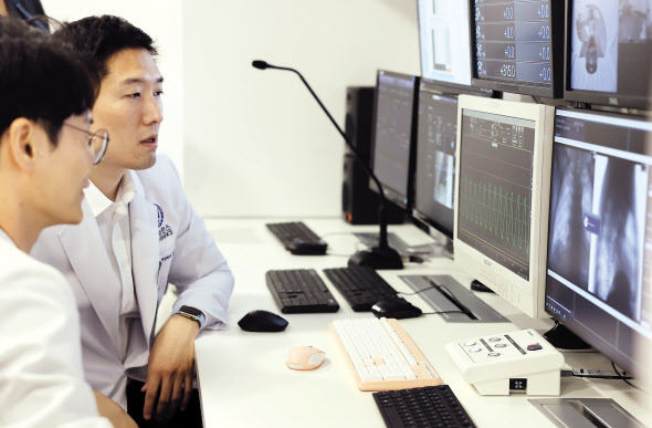 김경환 연세암병원 방사선종양학과 교수가 호흡 동조치료를 위해 환자의 호흡 패턴을 확인하고 있다. 호흡 동조란 환자의 호흡에 맞춰 탄소입자를 조사하는 것을 뜻한다. [연세암병원 제공]