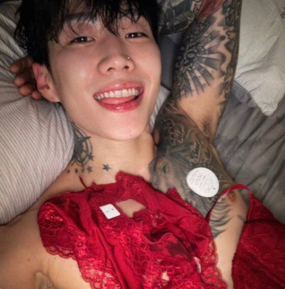 가수 박재범이 지난 24일 성인용 크리에이터 사이트인 온리팬스에 계정을 열고 활동을 개시했다. [온라인 커뮤니티]