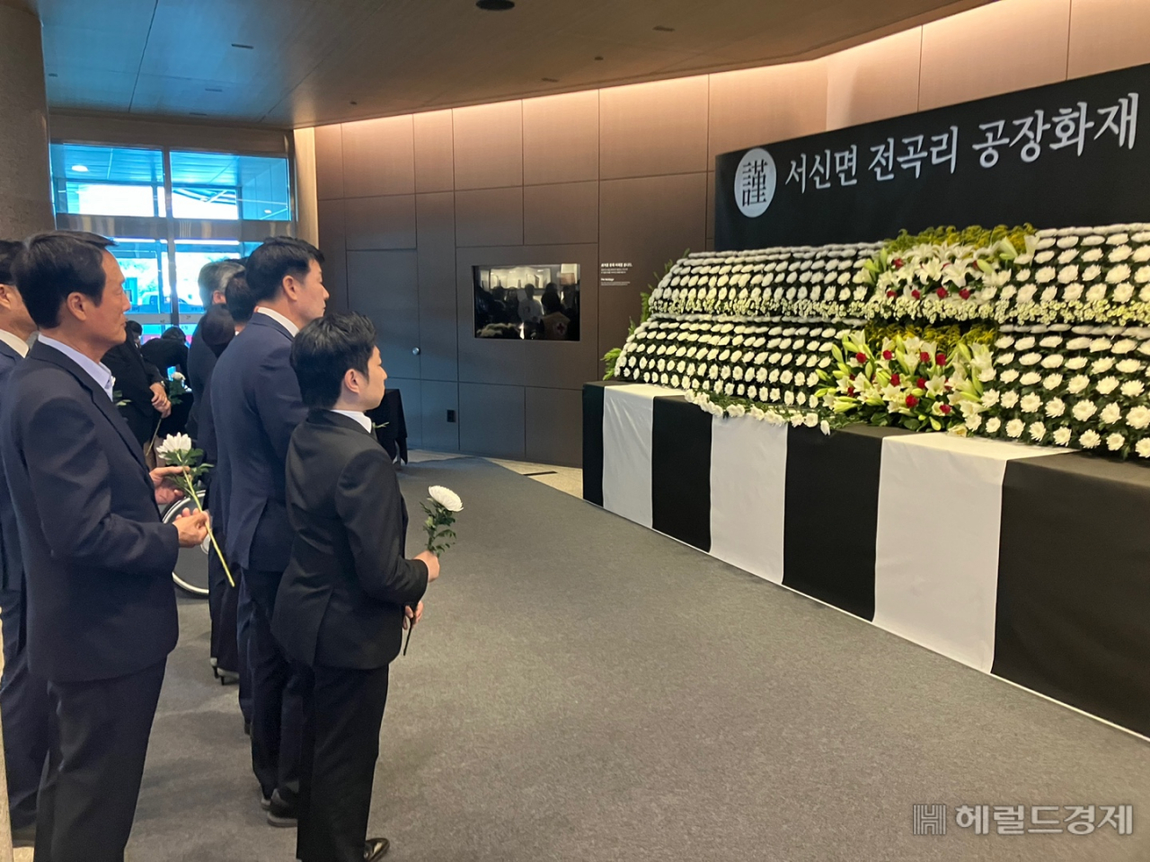 화성시의원들이 26일 오전 경기도 화성시청에 마련된 추모분향소에서 화성 참사 희생자들을 추모하고 있다. 김도윤 수습기자