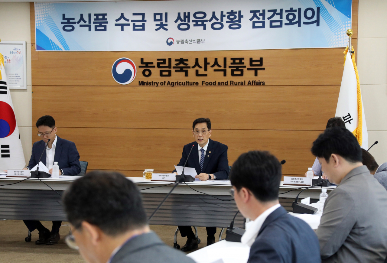 한훈 농림축산식품부 차관이 26일 오전 정부세종청사에서 가공식품-외식 물가 점검회의를 주재하고 있다.[연합]