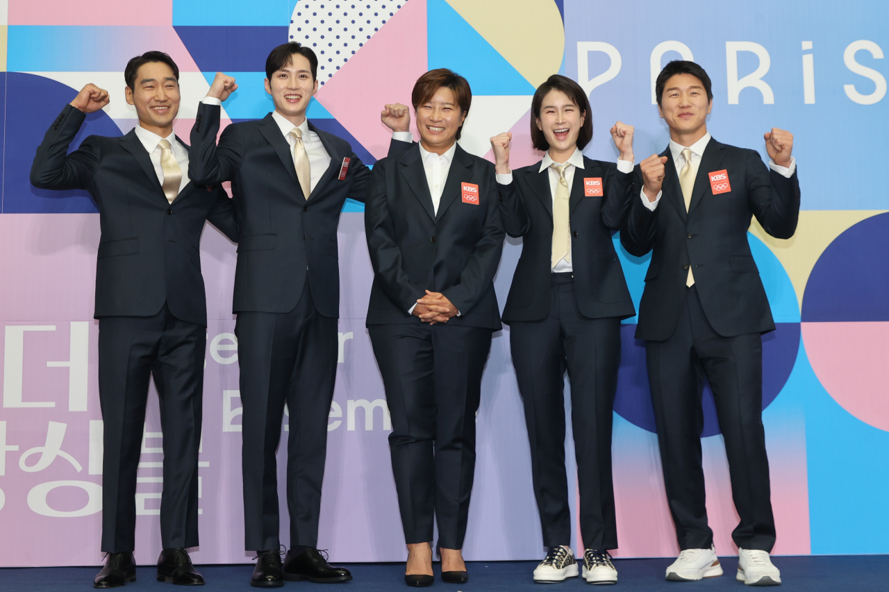파리 올림픽 KBS 해설위원으로 나서는 김정환, 김준호, 박세리, 기보배, 이원희가 26일 서울 여의도 KBS신관에서 열린 2024 파리 하계올림픽 KBS 방송단 발대식에서 포즈를 취하고 있다. [연합]