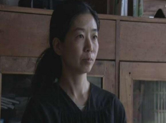 오카야마의 한 마을에 거주하는 43세 여성은 13년 전 도쿄에서 이 마을로 이사 온 뒤 3번 유산했다고 밝혔다. [NHK 보도화면]
