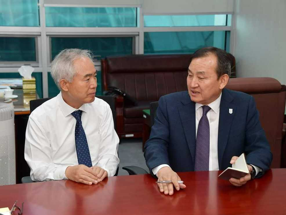 이병노 담양군수가 양부남 국회의원과 지역현안 사업과 관련해 대화를 나누고 있다.