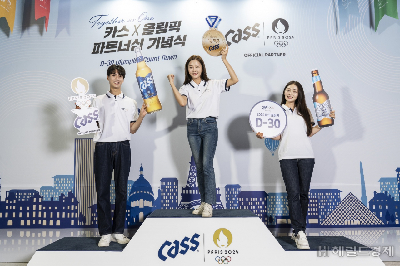 26일 서울 워커힐호텔에서 주류 업계 최초 올림픽 공식 파트너가 된 카스의 ‘2024 파리올림픽’ 파트너십 기념식 행사가 진행된 가운데 모델들이 2024파리올림픽 D-30 팻말을 들고 있다. [사진=오비맥주 카스(CASS)]