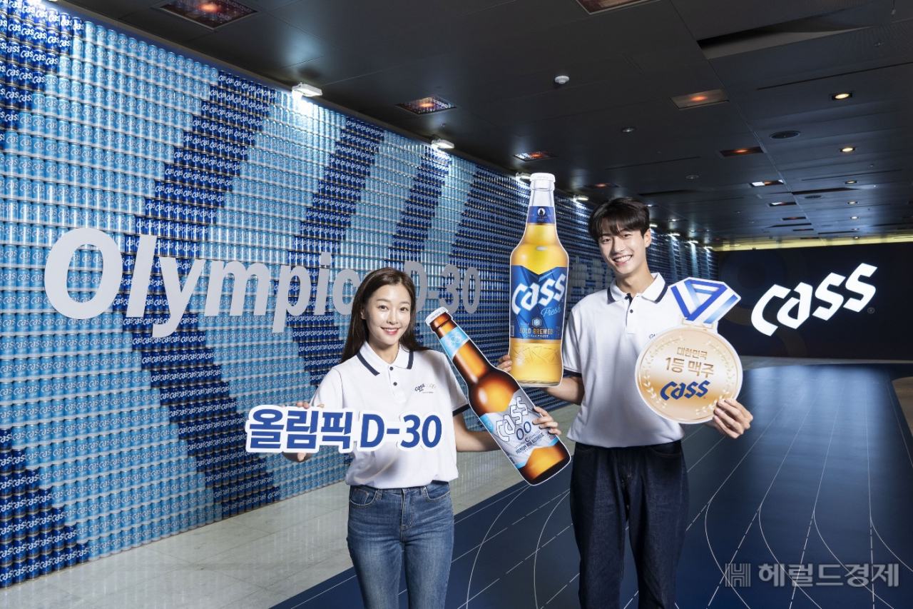 26일 서울 워커힐호텔에서 주류 업계 최초 올림픽 공식 파트너가 된 카스의 ‘2024 파리올림픽’ 파트너십 기념식 행사가 진행된 가운데 모델들이 2024파리올림픽 D-30 팻말을 들고 있다. [사진=오비맥주 카스(CASS)]