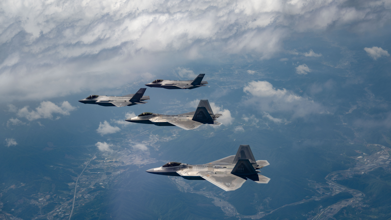 공군은 26일 한국의 F-35A와 KF-16, F-16, 그리고 미 공군 F-22와 F-16 등 30여대의 전투기가 참가하는 연합공중훈련을 실시했다고 밝혔다. 현존 최강의 스텔스전투기로 평가받는 F-22가 한국 공군 전투기와 함께 훈련한 것은 지난달 16일 이후 42일만이다. 자료사진. [공군 제공]