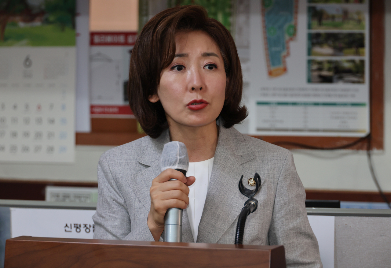 국민의힘 7·23 전당대회 당권주자인 나경원 의원이 26일 부산 사하구에 있는 조경태 의원 지역구 사무실에서 지지자에게 연설하고 있다. [연합]