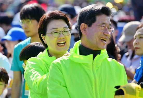 권향엽 당시 국회의원 당선자(왼쪽)와 정인화 광양시장이 지난 4월 섬진강 꽃길 마라톤 대회에 참석해 서로 어깨를 주물러주며 웃고 있다.