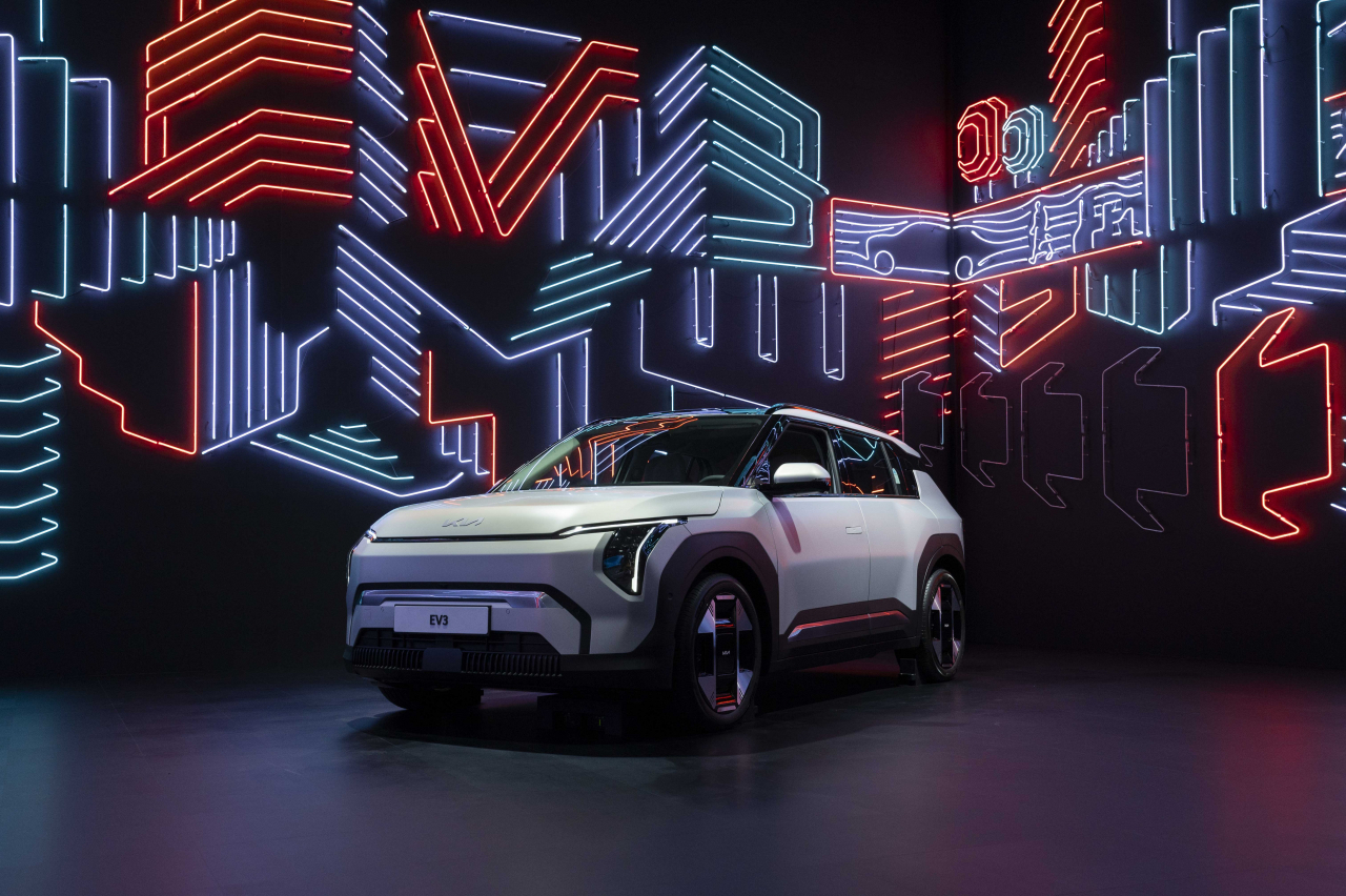 ‘2024 부산모빌리티쇼’ 기아관 ‘EV3 네온 아트 존’에 전시된 EV3 [기아 제공]