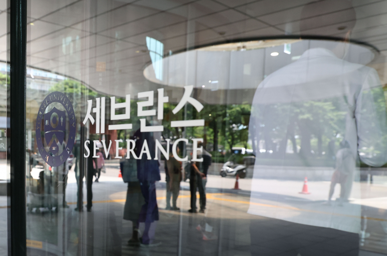 연세의료원 산하 세브란스병원 교수들이 오는 27일부터 무기한 휴진을 예고한 가운데 26일 오후 서울 서대문구 신촌 세브란스병원에서 한 교수가 걸어가고 있다. [연합]