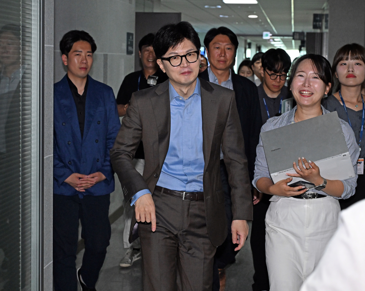 국민의힘 당권주자인 한동훈 전 비상대책위원장이 26일 오전 서울 여의도 국회 의원회관에서 의원 보좌진 및 사무처 당직자에게 인사하기 위해 들어서고 있다. [연합]