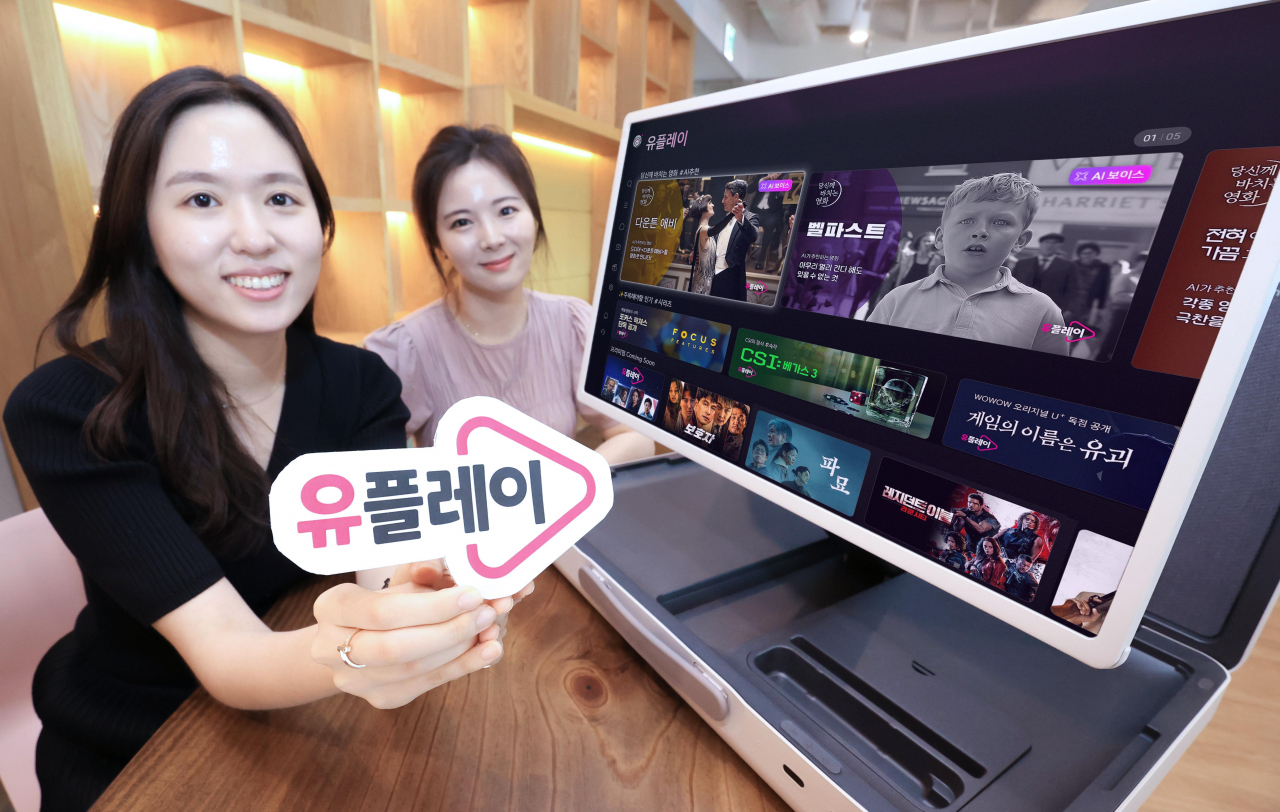 LG유플러스 직원들이 해외 콘텐츠 라인업을 강화한 IPTV 구독 상품 ‘유플레이’를 소개하고 있다. [LG유플러스 제공]