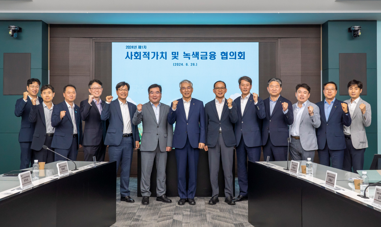26일 서울 중구 농협금융 본사에서 열린 사회적가치 및 녹색금융 협의회에서 이석준(왼쪽에서 일곱 번째) 농협금융지주 회장과 ESG담당 임직원들이 기념촬영을 하고 있다.[농협금융그룹 제공]