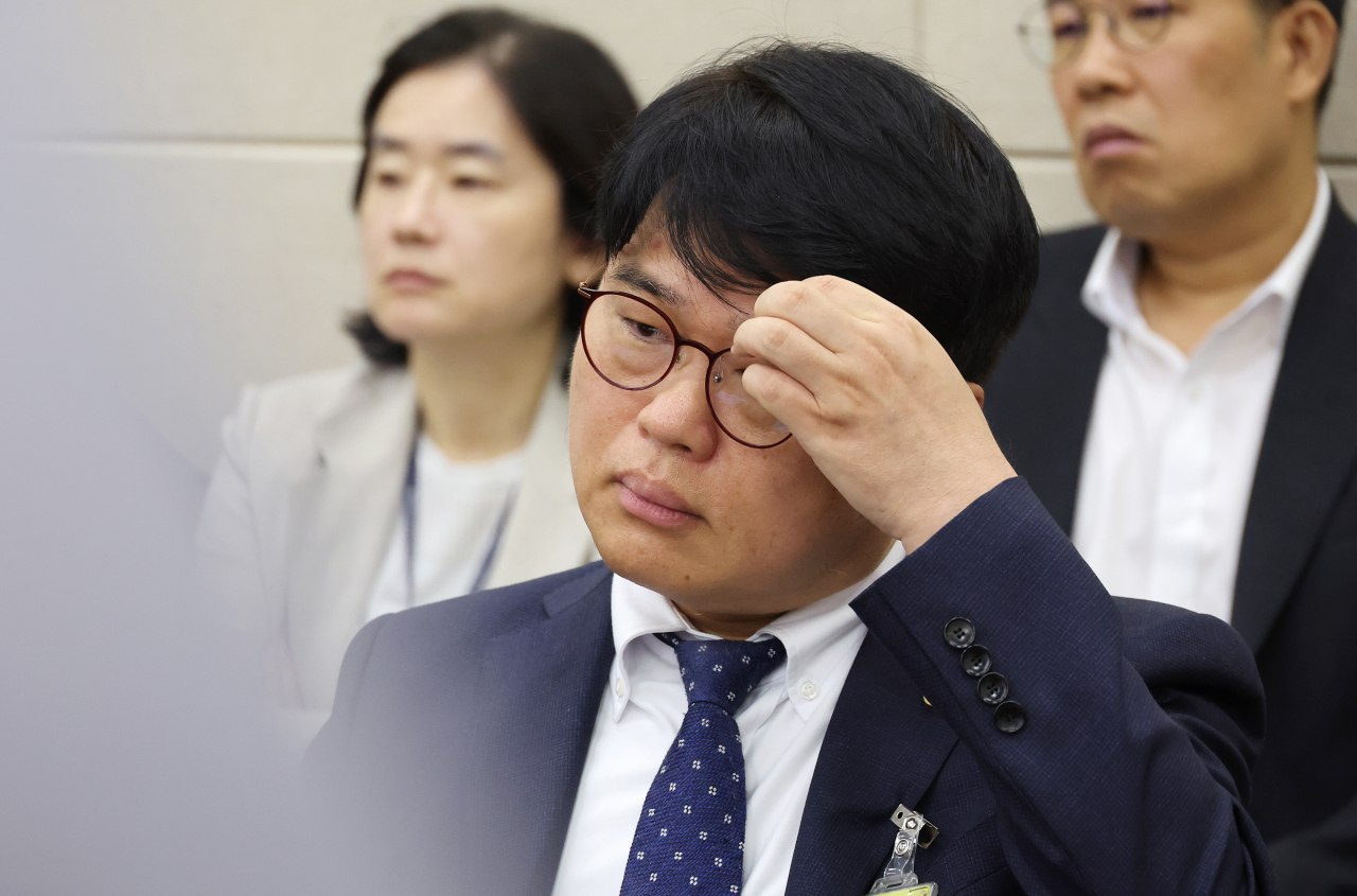 임현택 대한의사협회 회장이 26일 오전 국회에서 열린 보건복지위원회의 의료계 비상상황 관련 청문회에 참고인으로 참석해 자리하고 있다. [연합]
