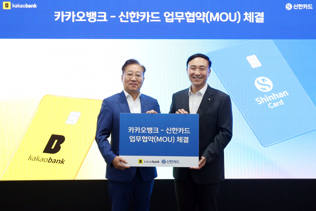 카카오뱅크와 신한카드가 국내 최대 규모 고객 기반을 바탕으로 PLCC를 선보인다. 윤호영(왼쪽) 카카오뱅크 대표와 문동권 신한카드 사장이 기념촬영하고 있다. [신한카드 제공]