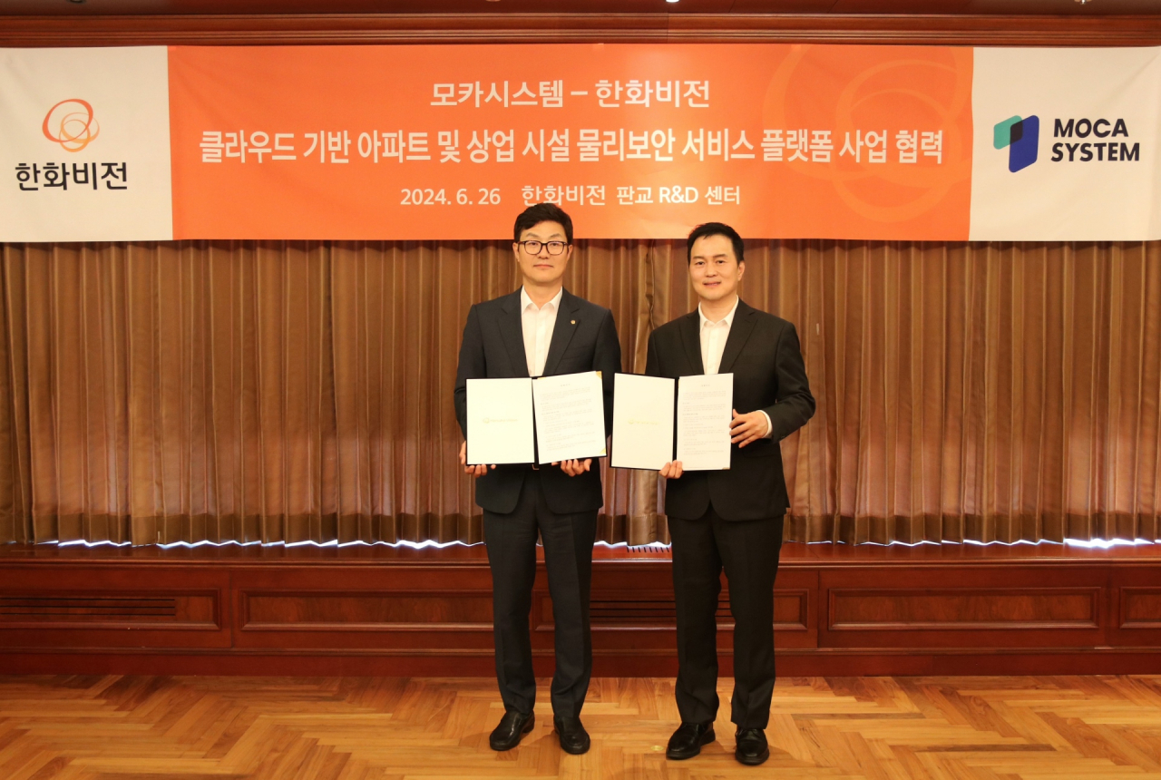 김기철(왼쪽) 한화비전 전략기획실장과 김동현 모카시스템 대표이사가 업무협약식에서 기념 촬영을 하고 있다. [한화비전 제공]