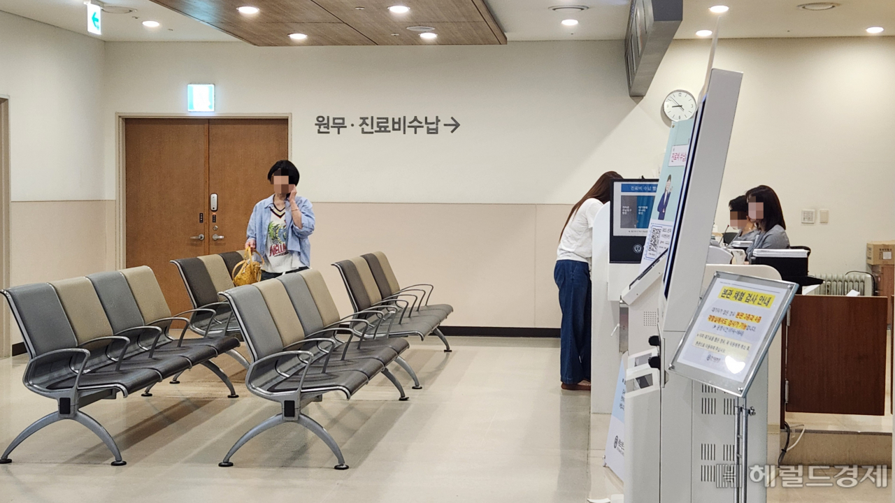 연세의료원 산하 세브란스병원 소속 교수들이 예고대로 27일 무기한 휴진에 돌입했다. 이날 오전 8시 신촌 세브란스병원 수납과 앞이 한산한 상태다. 정호원 수습기자