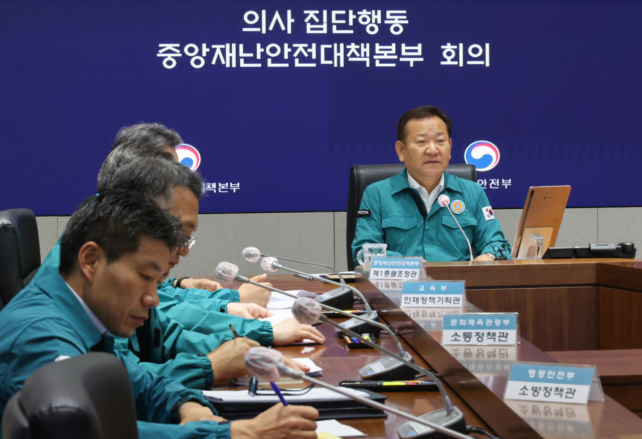 이상민 행정안전부 장관이 27일 서울 종로구 정부서울청사에서 열린 의사 집단행동 중앙재난안전대책 본부 회의에서 발언하고 있다.[연합]