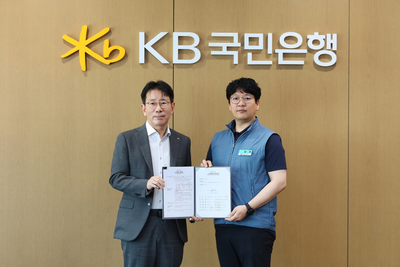 26일 서울 영등포구 여의도 소재 국민은행 신관 회의실에서 열린 노사협의회 조인식에서 이재근(왼쪽) 국민은행장과 김정(오른쪽) 국민은행 지부 노조위원장이 기념사진을 촬영하고 있다.[KB국민은행 제공]