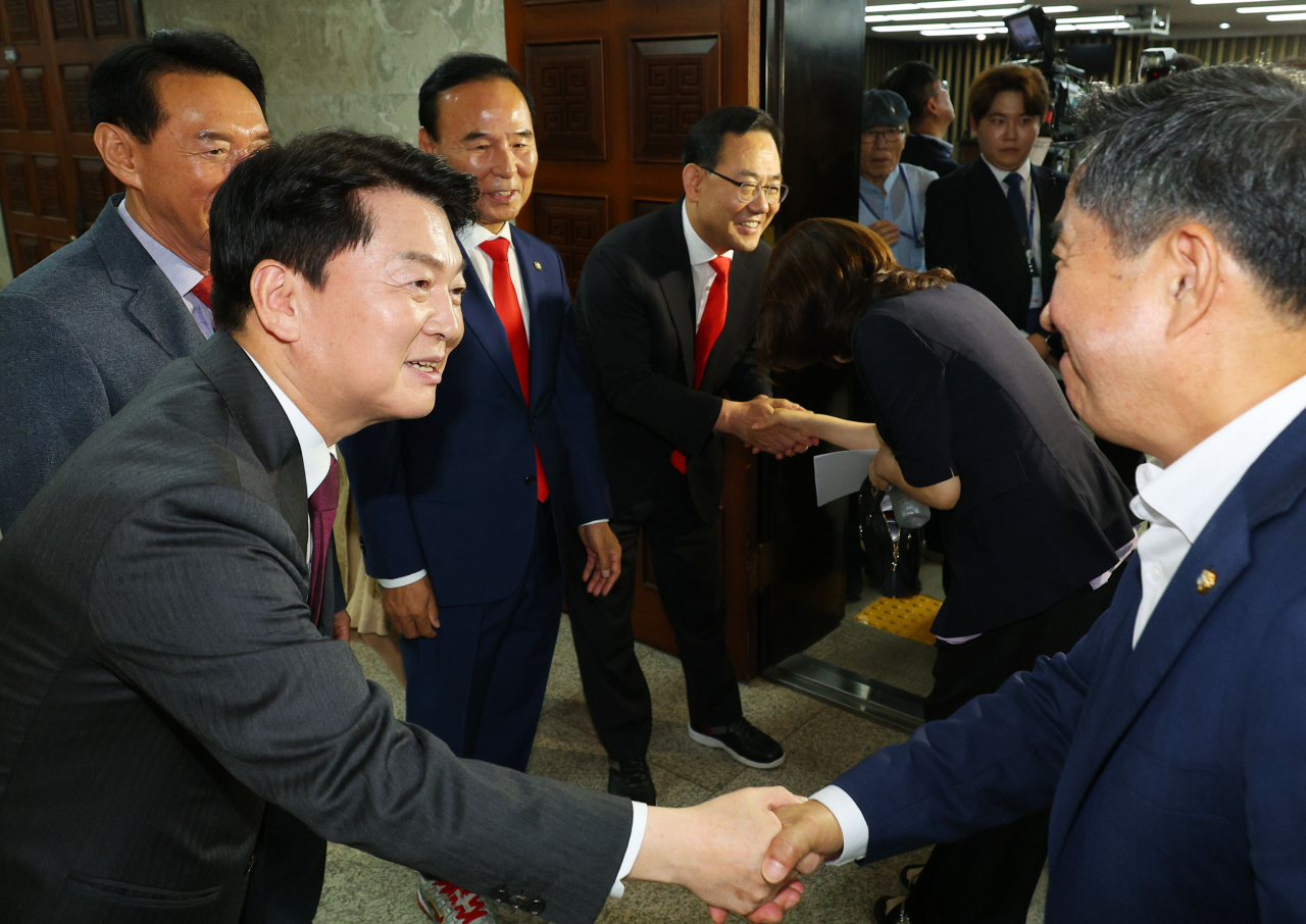 안철수 국민의힘 의원이 27일 국회에서 열린 의원총회에서 동료 의원들과 악수하고 있다. [연합]