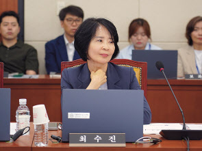 최수진 국민의힘 의원(비례)은 27일 대형마트의 영업제한시간(0시~오전 10시) 및 의무휴업일(공휴일·매월 2일) 온라인 배송을 허용하는 내용을 담은 ‘유통산업발전법 개정안’을 대표발의했다. [의원실 제공]