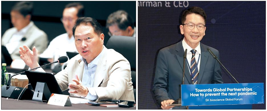 지난해 서울 광진구 그랜드 워커힐 서울에서 열린 ‘2023 확대경영회의’에서 기조 연설하는 최태원(왼쪽) SK그룹 회장과 최창원 SK수펙스추구협의회 의장 [SK 제공·연합]