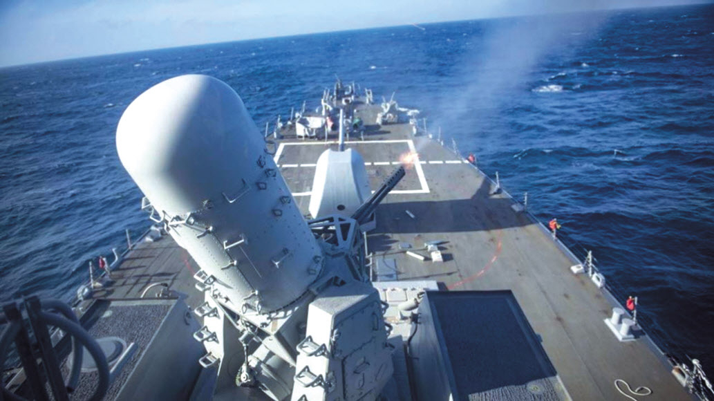 대공 표적을 향해 사격 중인 팰렁스 CIWS