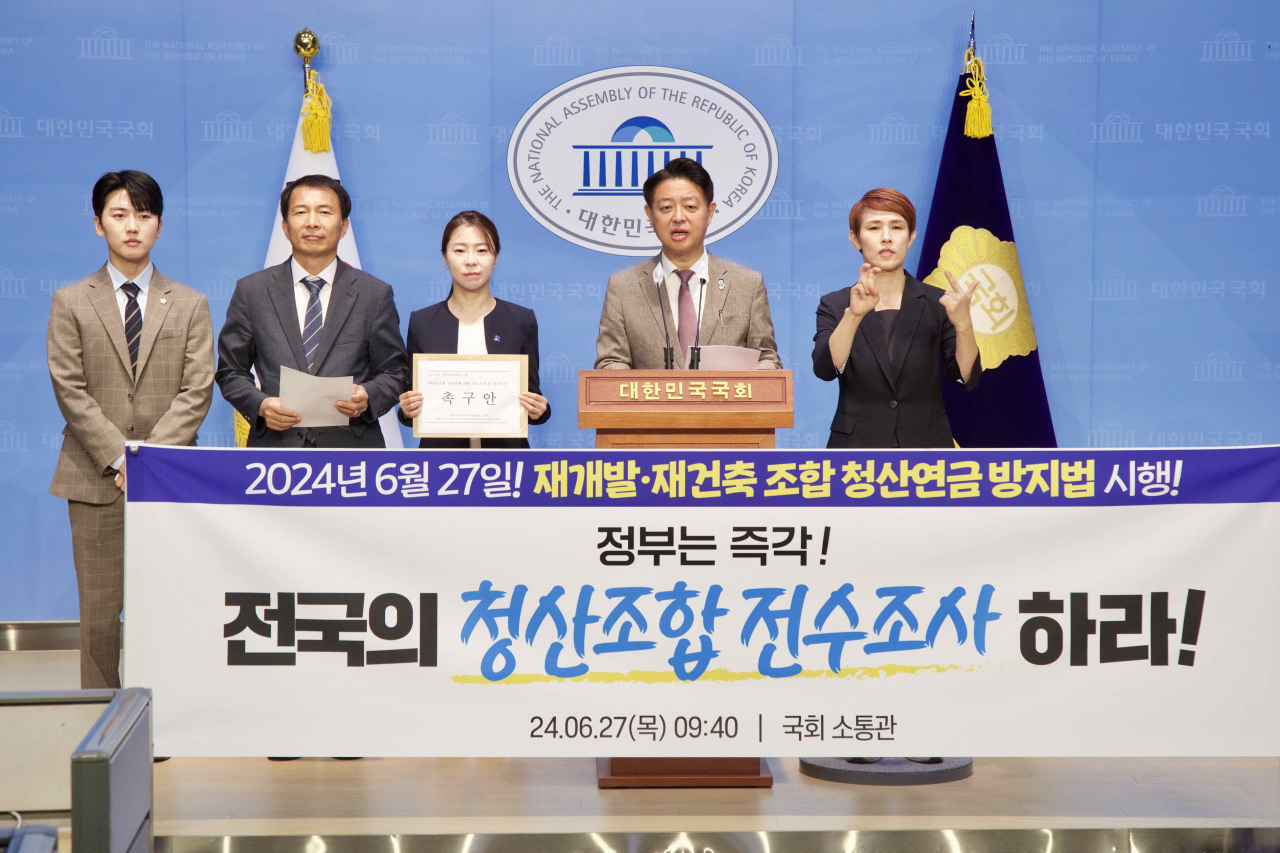 더불어민주당 서울시당위원장을 맡고 있는 김영호(오른쪽 두 번째) 의원이 27일 국회 소통관에서 기자회견을 열고 발언하고 있다. [민주당 서울시당 제공]