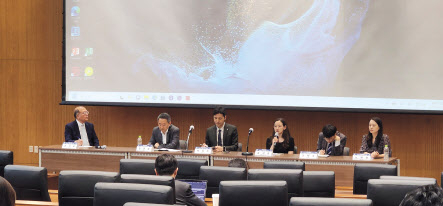지난 26일 서울 연세대 광복관에서 열린 ‘국제공급망의 전략적 재편과 무역구제제도의 변화’세미나 현장에서 패널들이 토론을 하고 있다. [헤럴드 DB]