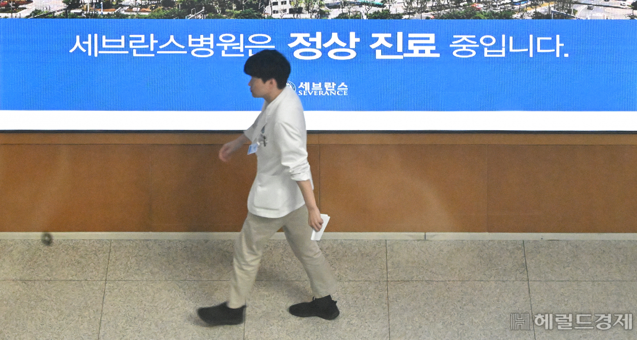연세대학교 의과대학 교수들이 22일 하반기 전공의 모집에 대해 “현 상황에서는 이들을 제자와 동료로 받아들일 수 없다”고 밝혔다. 사진은 서울 서대문구 세브란스 병원 전광판에 정상 진료를 알리는 안내문이 표시되어 있는 모습. 임세준 기자