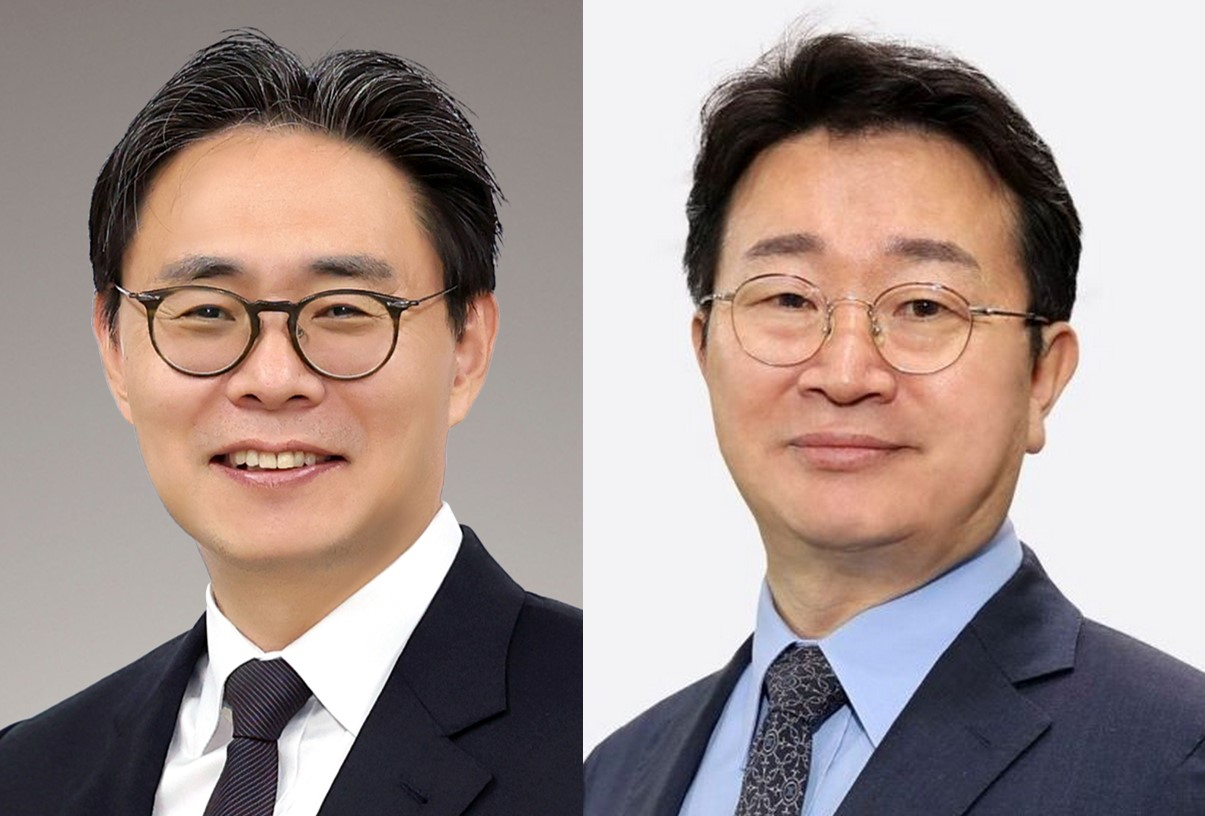 Kang Min-soo (left), nominee of the chief of National Tax Agency and Kim Jong-moon, nominee of the first deputy minister of the Office for Government Policy Coordination. (Presidential office)