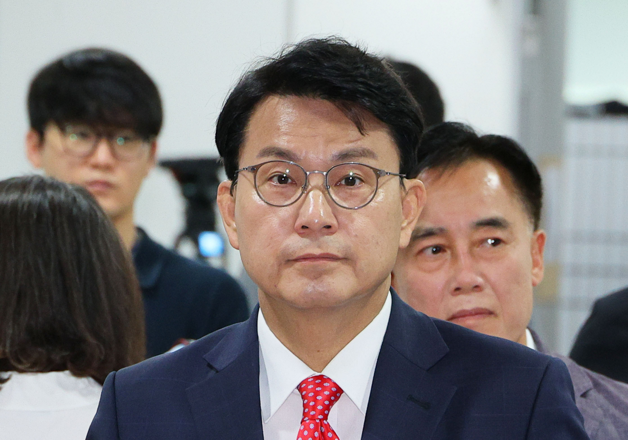 국민의힘 당 대표 출마를 선언한 윤상현 의원이 26일 오전 국회 소통관에서 현안 관련 기자회견을 하기 위해 이동하고 있다. [연합]