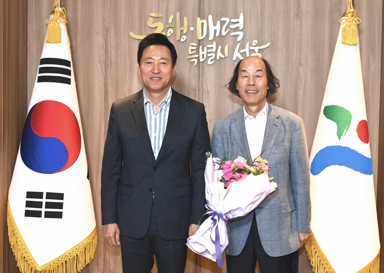 오세훈 서울시장(왼쪽)과 강병근 서울총괄건축가가 위촉식에서 기념촬영을 하고 있다. [서울시 제공]