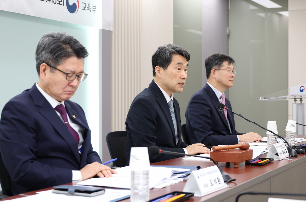 이주호 사회부총리 겸 교육부 장관(가운데)이 27일 오전 서울 종로구 정부서울청사에서 열린 유보통합(영유아교육·보육통합)추진위원회에 참석해 발언하고 있다. [교육부 제공]