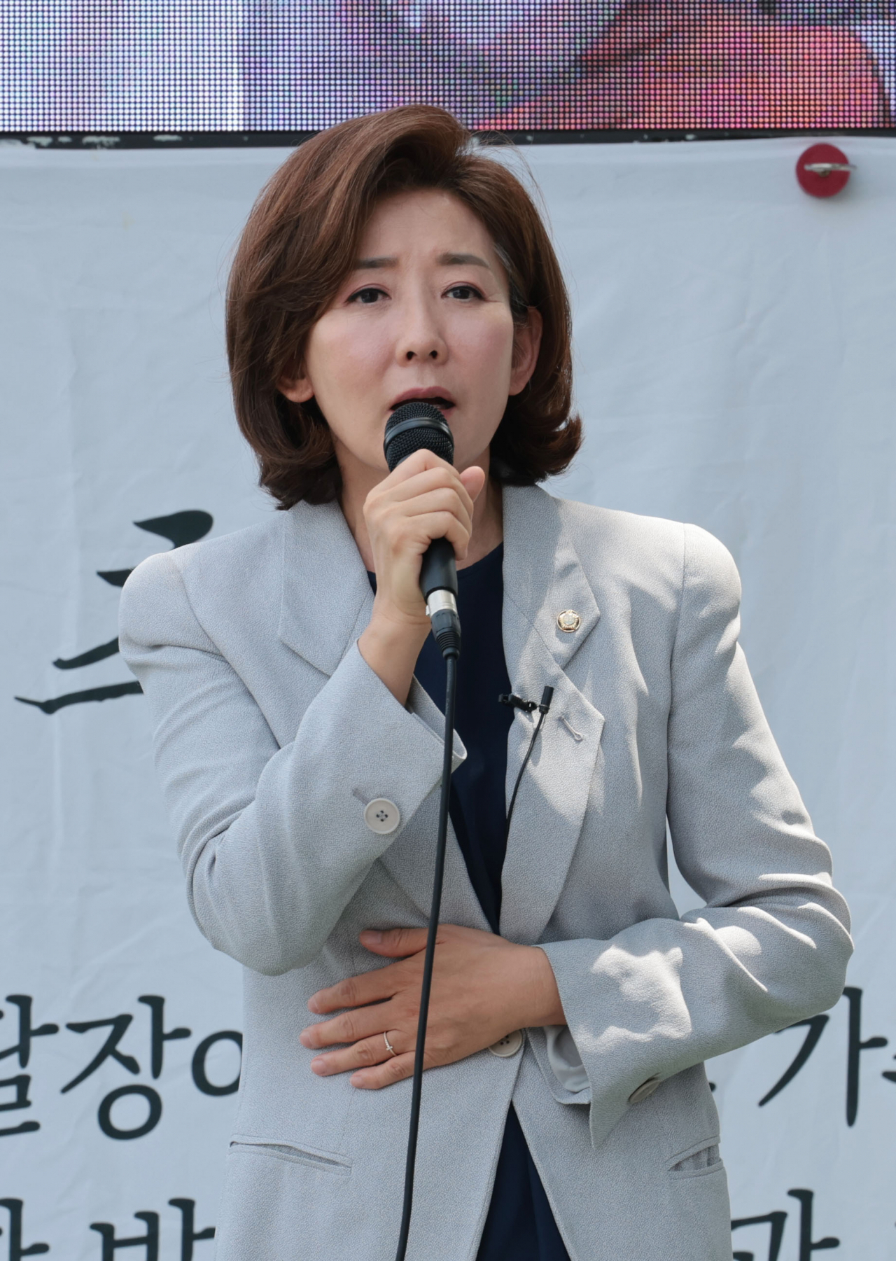 국민의힘 당대표 출마를 선언한 나경원 의원이 27일 서울 종로구 정부서울청사 앞에서 열린 전국장애인부모연대 전국 오체투지 행진 및 서울지부 결의대회에서 발언하고 있다. [연합]